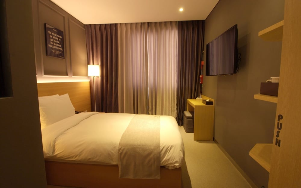 Vella Suite Hotel 11/50