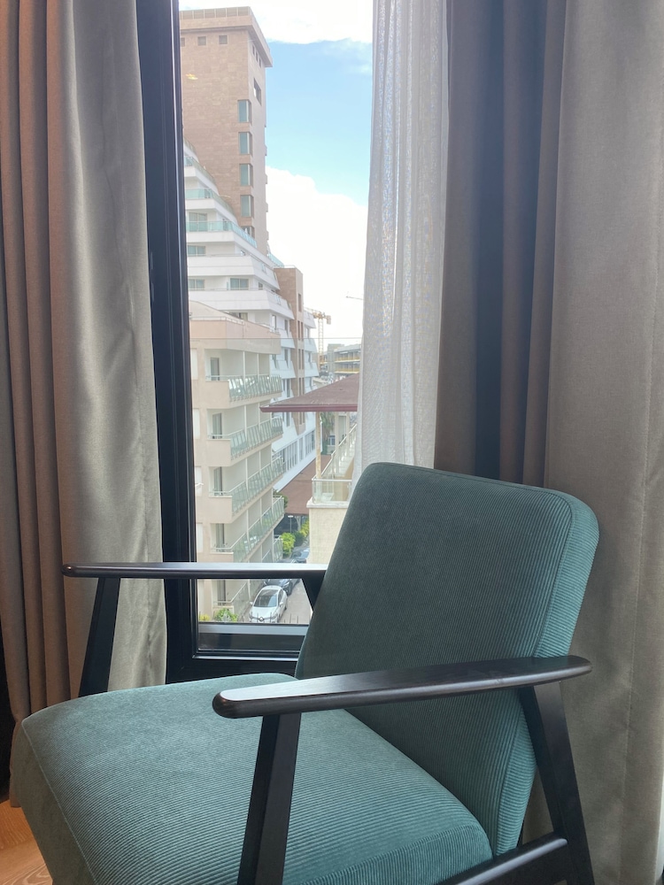 In The Middle Hotel 35/44