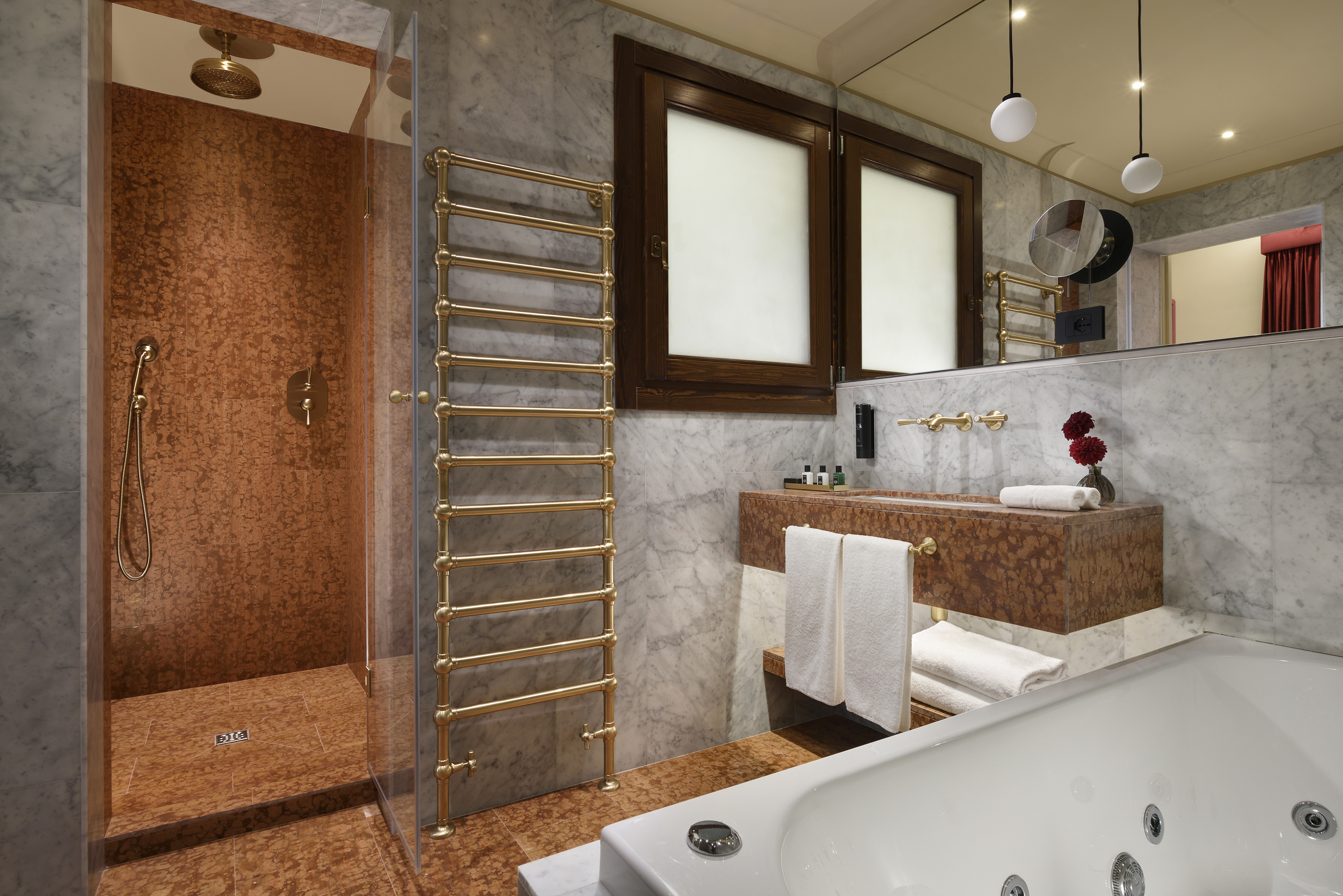 DELUXE, SUITE