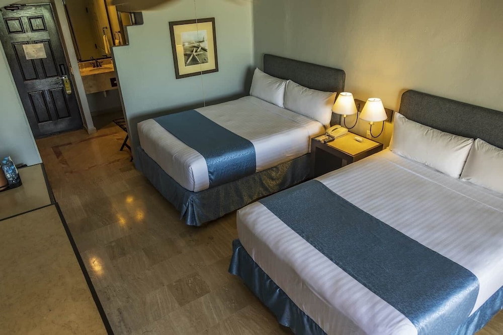 Deluxe, 1 King or 2 Queen Beds, Pool View