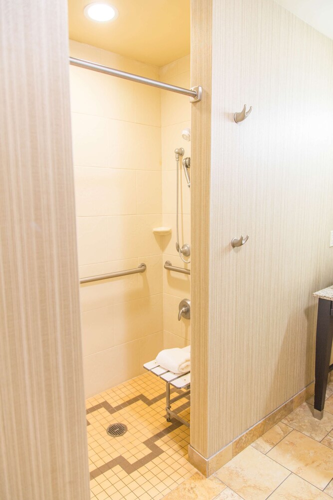 Hampton Inn Suites Dodge City 17/38