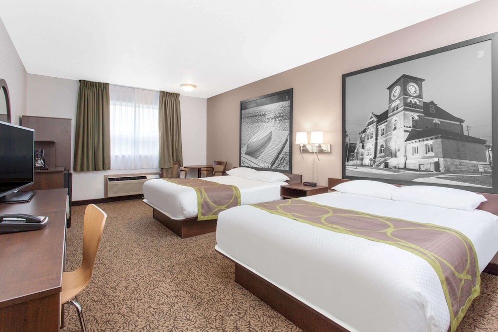 Super 8 By Wyndham Kenora 8/31