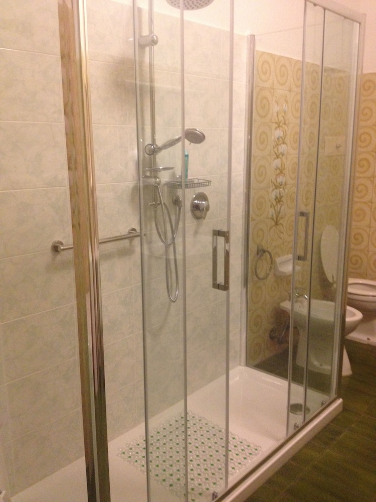 ROOM, QUADRUPLE, DOUBLE AND TWIN BEDS, SHARED BATHROOM