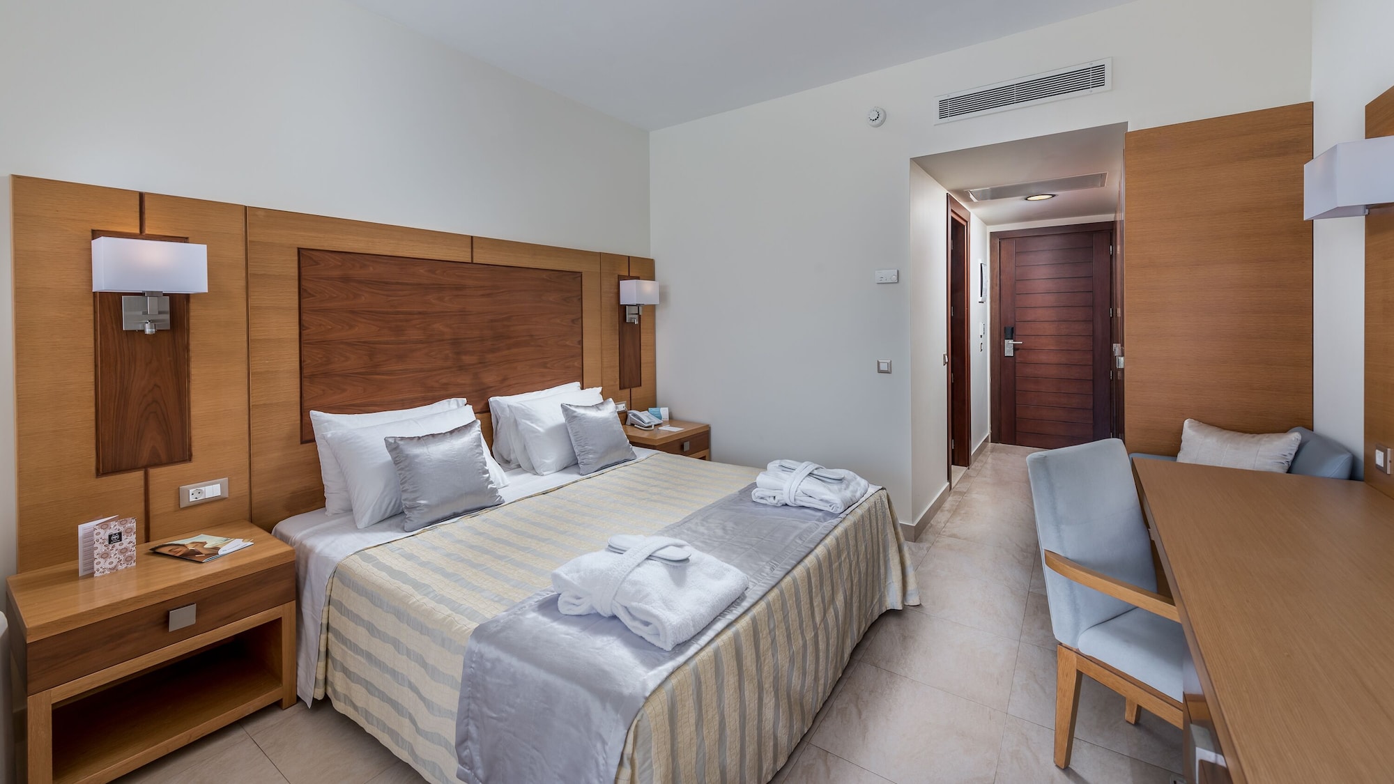 Junior, Twin Beds, Sea View, 2 Sofa, Pool Access