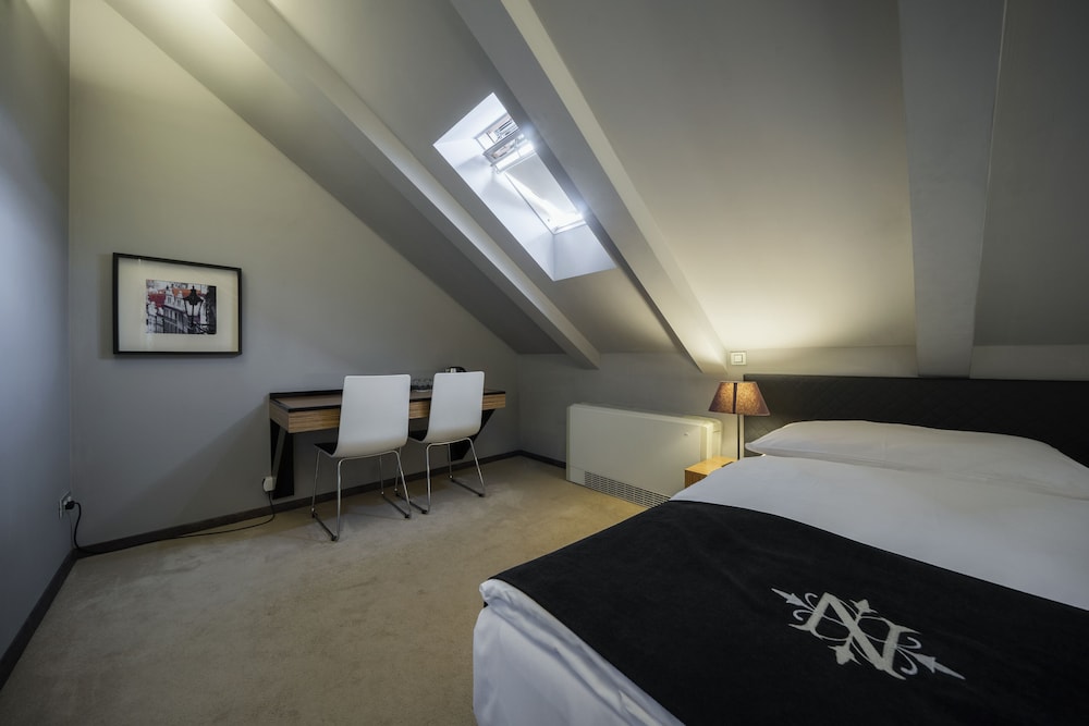 Hotel Noir 13/50