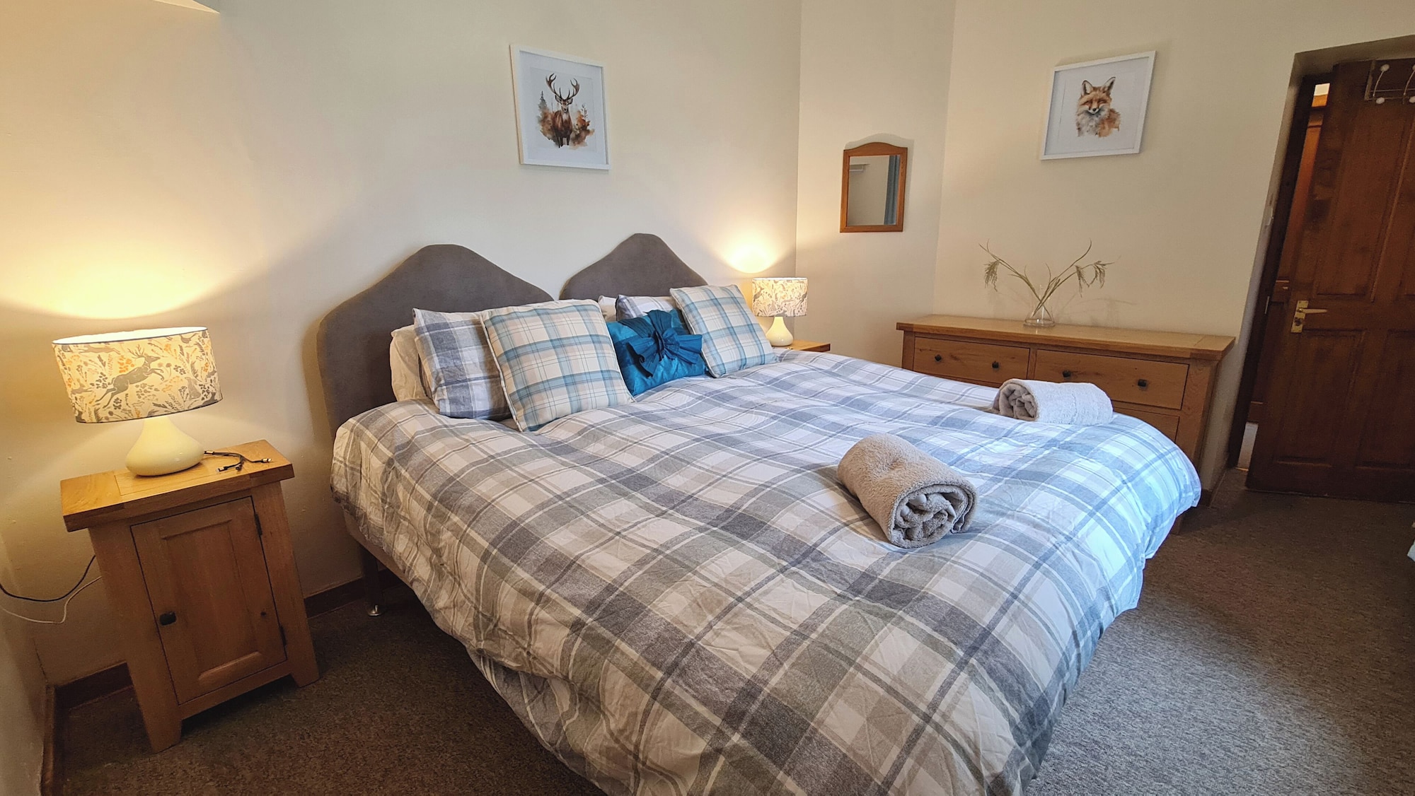 كوخ عائلي بسرير كينج وثلاثة أسرّة مع سرير سحّاب إضافي، Darwin Cottage Self Catering In Elgin 7/10