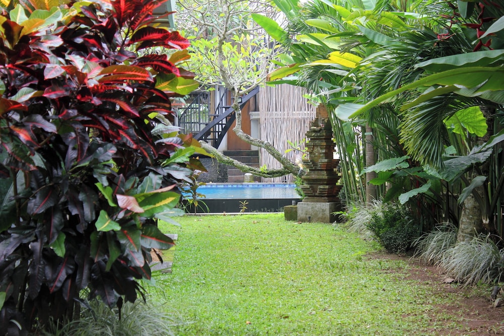 Putri Ayu Cottages 60/63