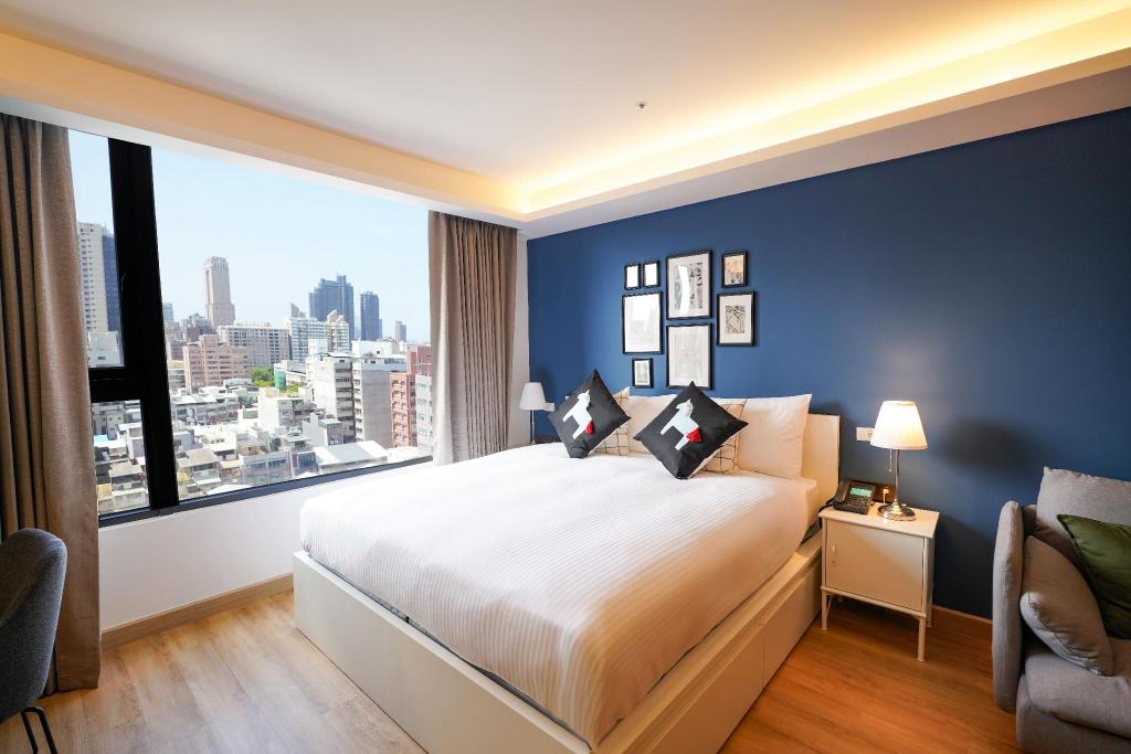 Theme, Queen Bed