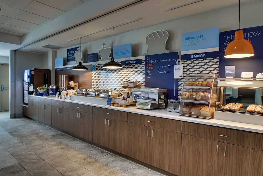 Holiday Inn Express & Suites Chicago North-Waukegan-Gurnee 38/50