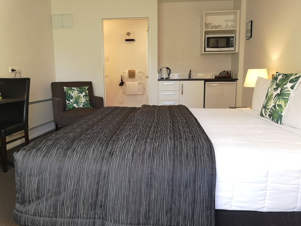 Airport Palms Motel 12/69