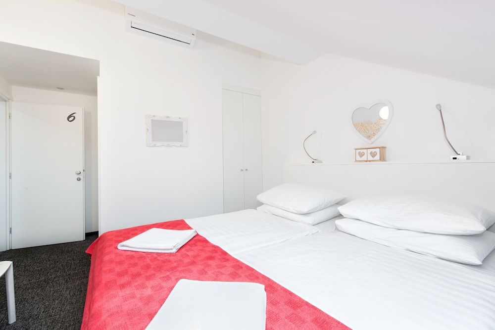 Tia Apartments And Rooms 12/55