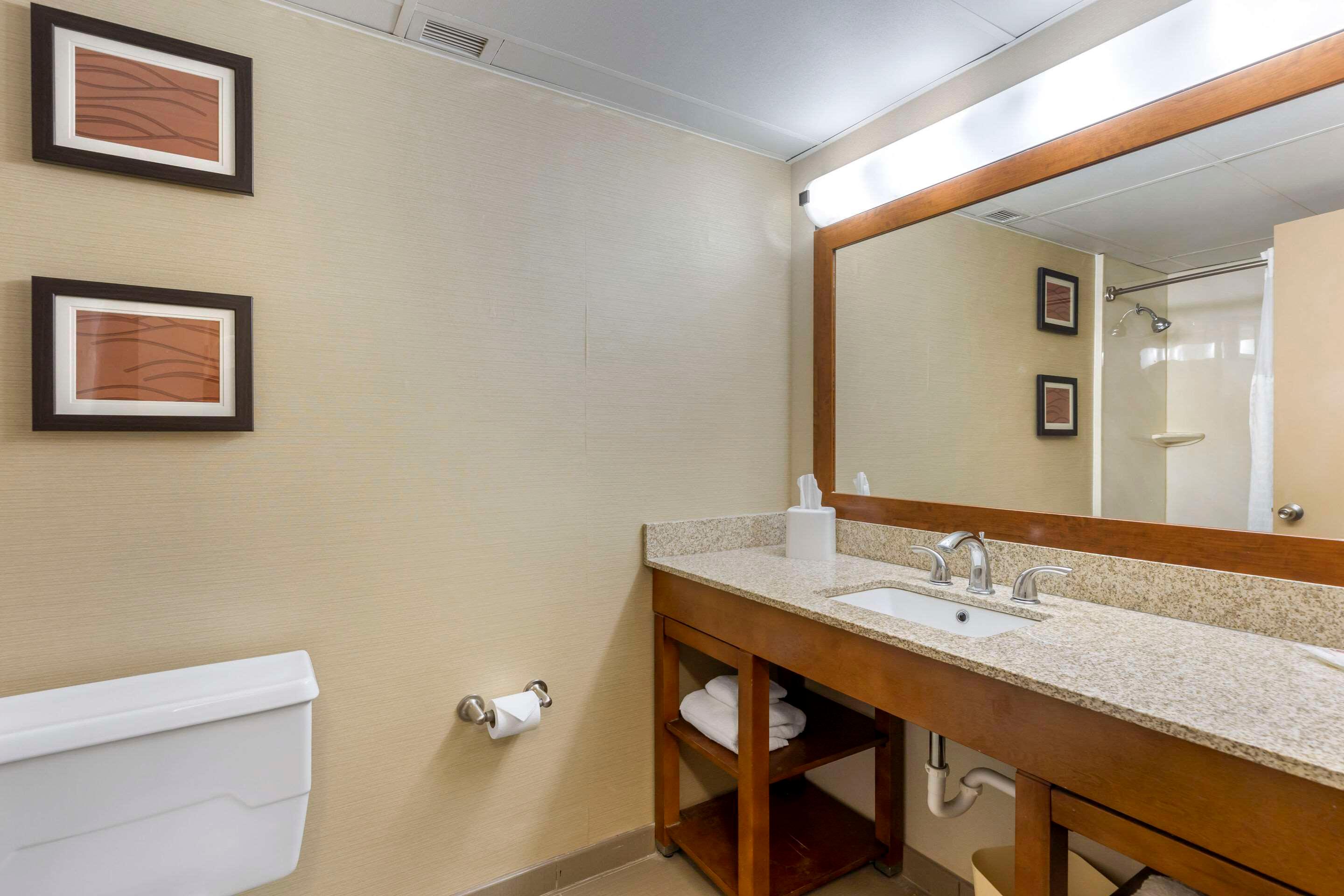 جناح بسرير كينج، Comfort Inn St. Louis - Westport Event Center 7/7