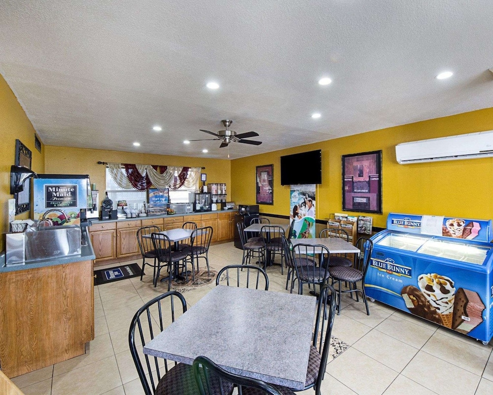 Rodeway Inn San Antonio Lackland AFB - SeaWorld 53/66