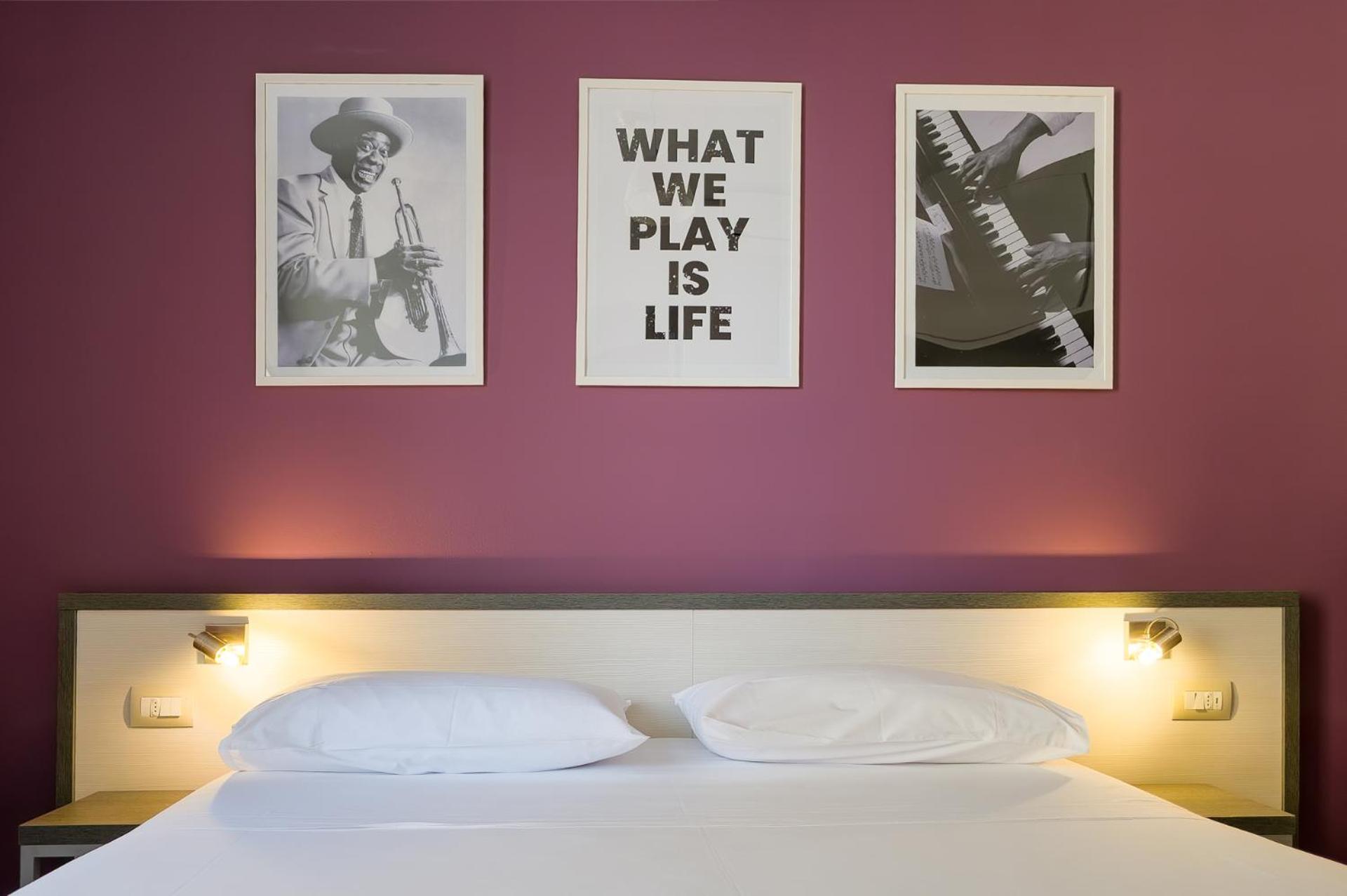 غرفة كبيرة بسرير مزدوج