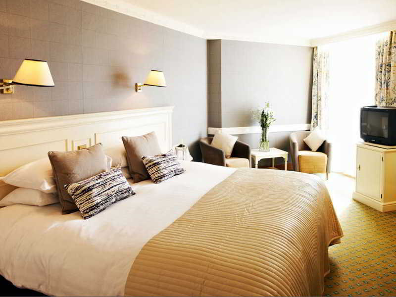 ROOM, SINGLE