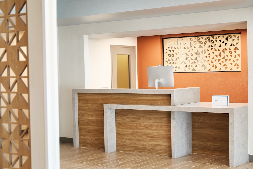 Candlewood Suites Milwaukee Airport-Oak Creek 12/73