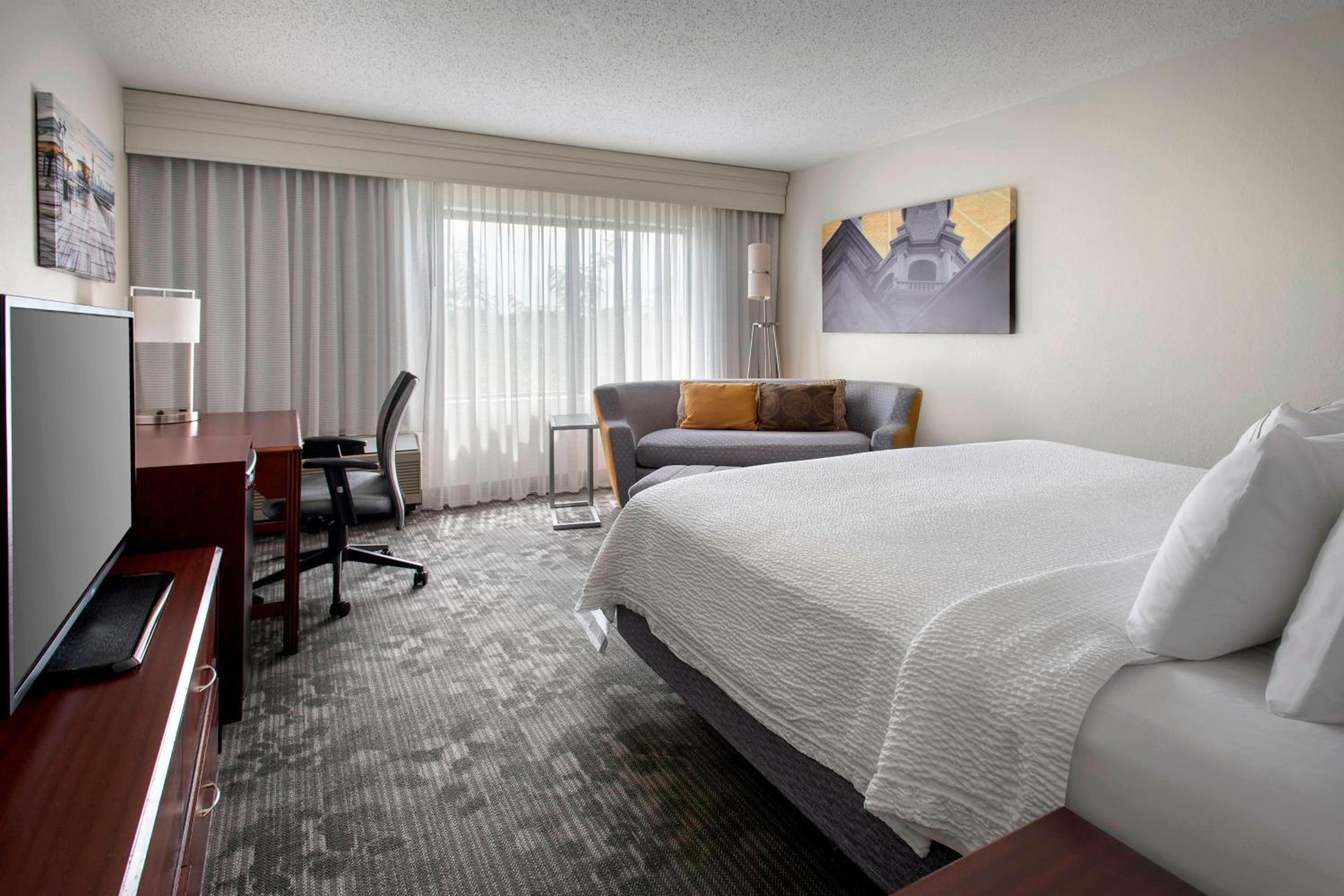 غرفة بسرير كينج مع أريكة