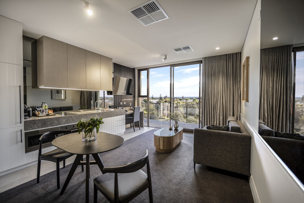 Majestic M Suites 14/28