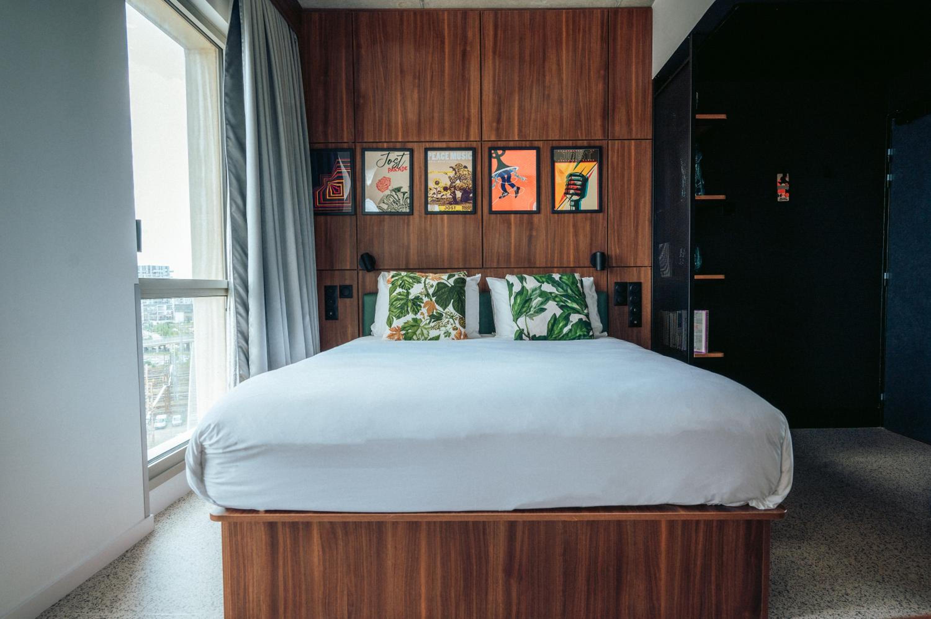 Room, Triple