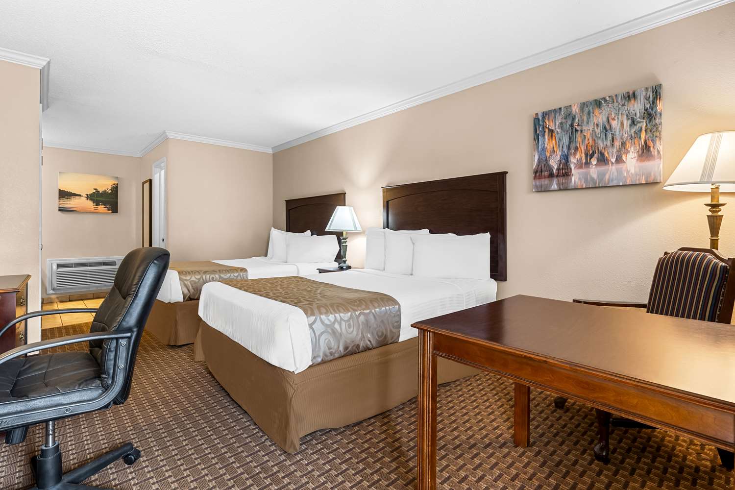 غرفة بسريرين كوين بمطبخ صغير، Best Western Forest Inn 4/5