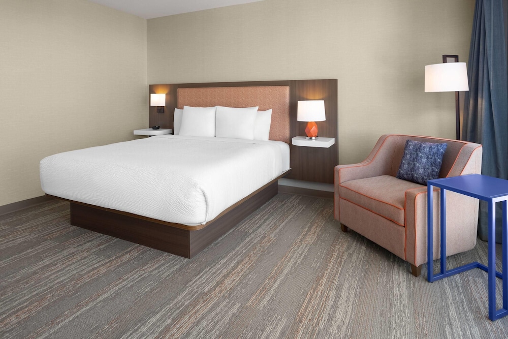 La Quinta Inn & Suites by Wyndham Jamaica NYC/JFK AirTrain 16/41