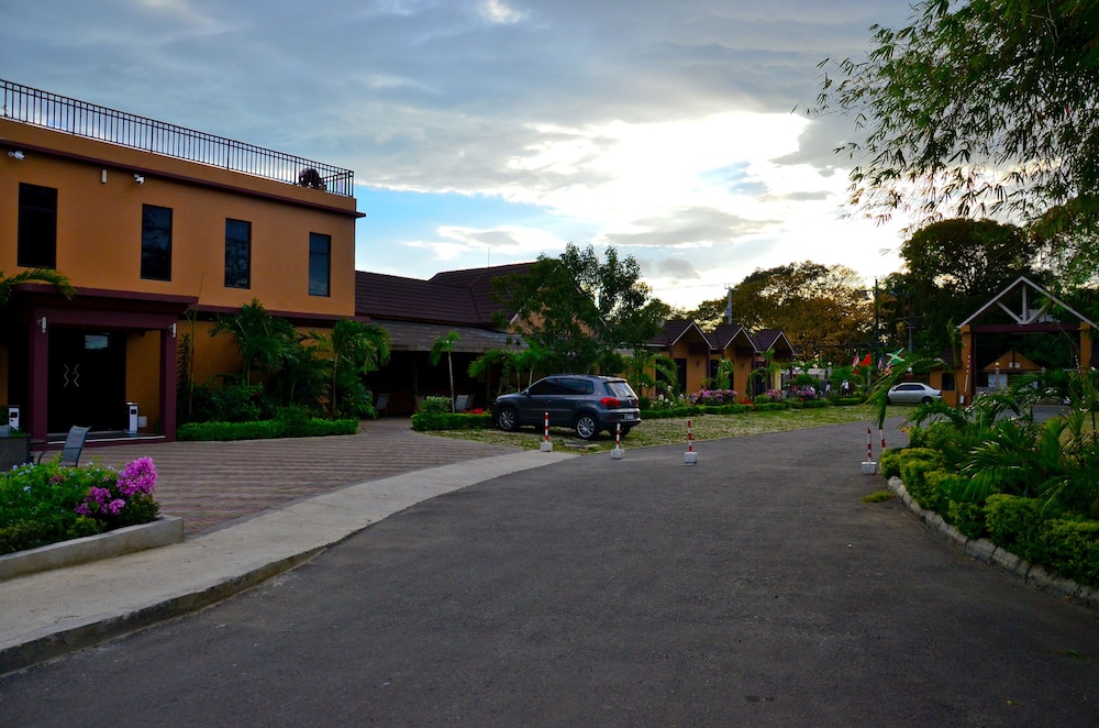 Donway, A Jamaican Style Village 37/44