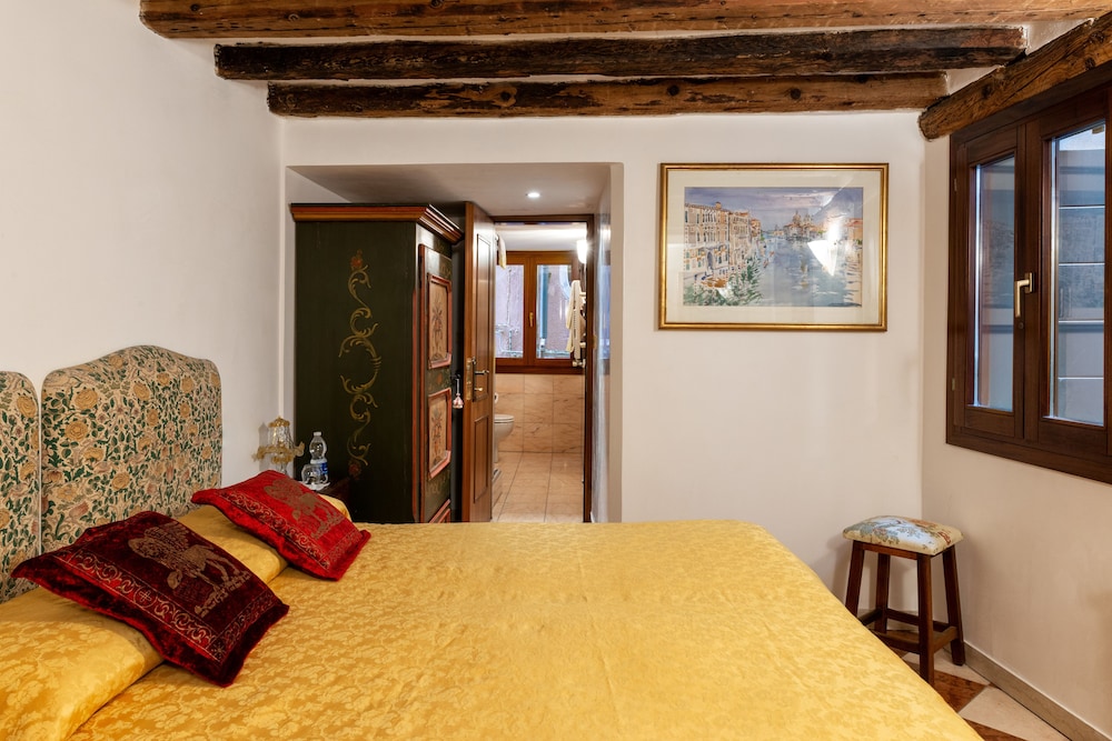 Luxury Venetian Rooms 25/39
