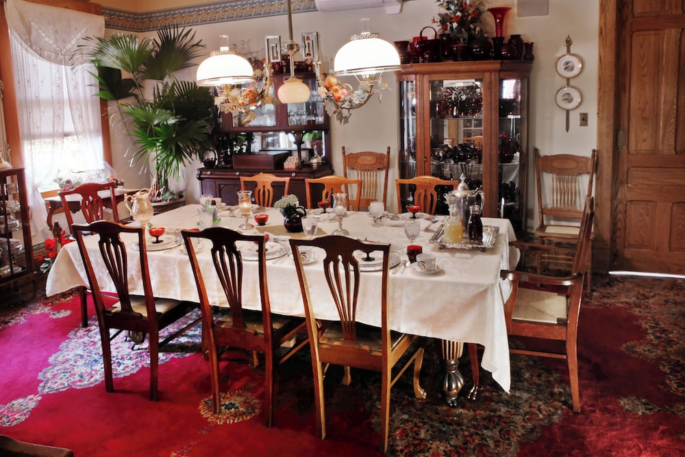 The Queen, A Victorian Bed and Breakfast 54/74