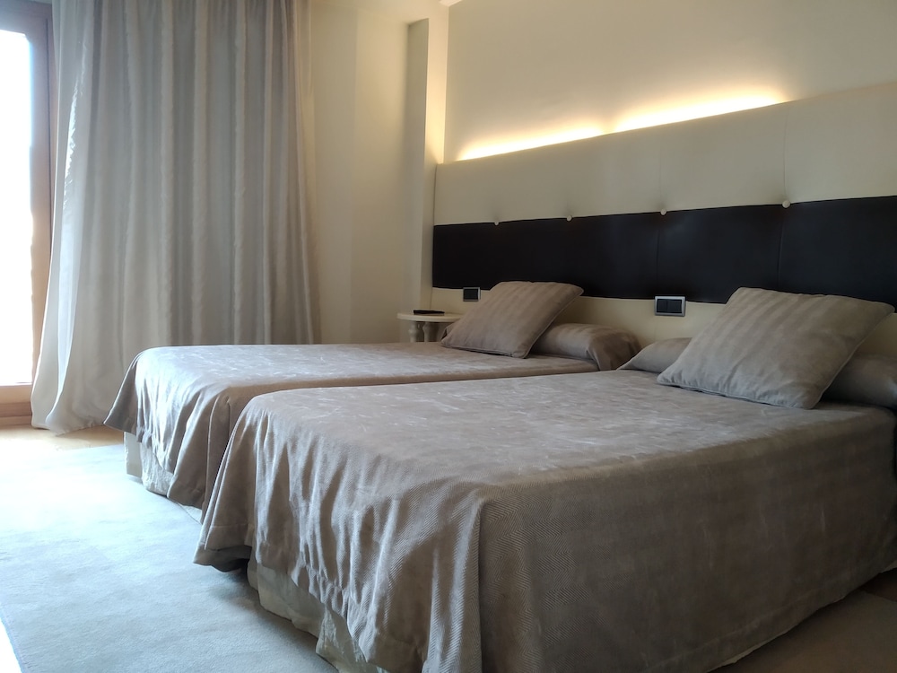 CITY, DOUBLE OR TWIN BED