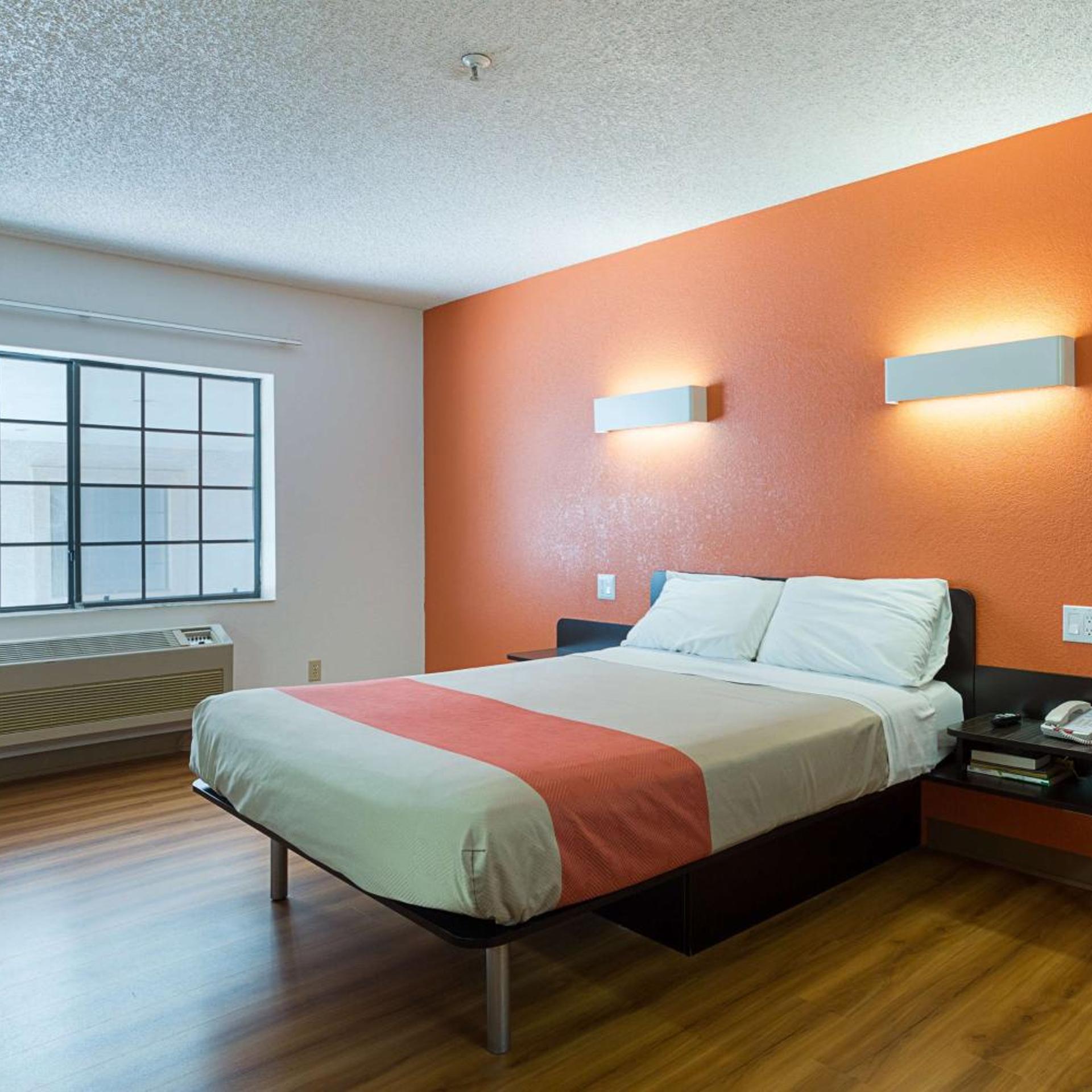 ROOM, QUEEN BED, ACCESSIBLE