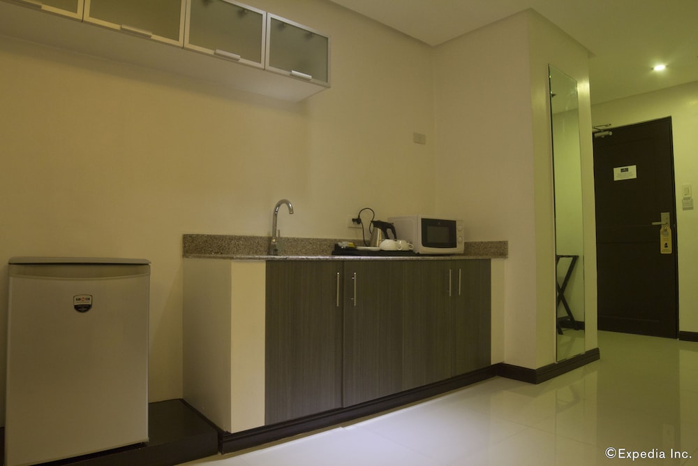 Regency Grand Suites 2/66