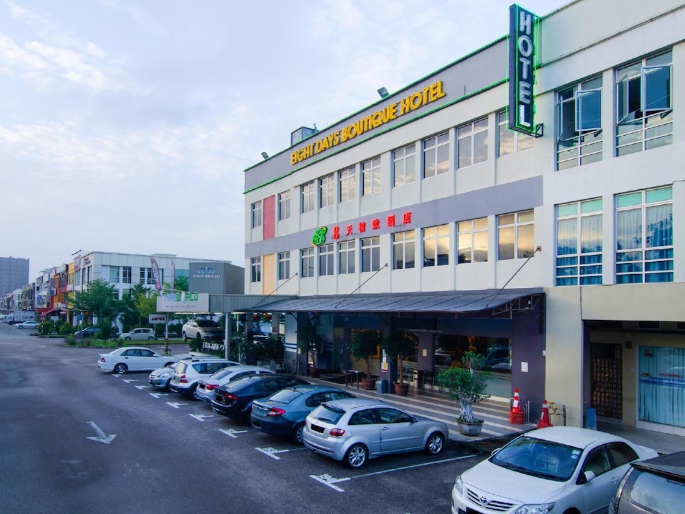 8 Days Boutique Hotel Mount Austin 55/57