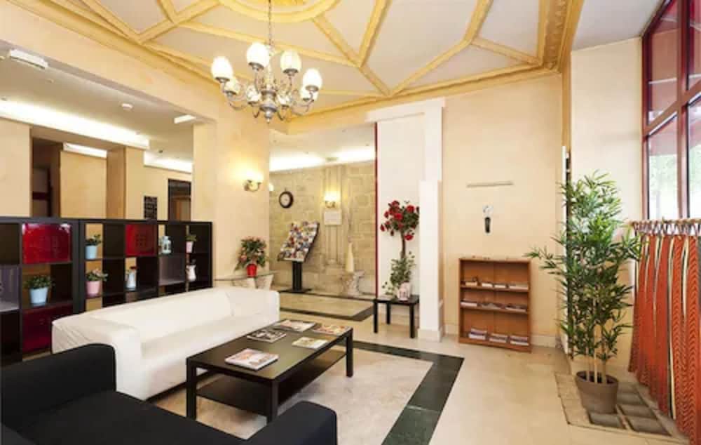 Hotel Ferney Republique 18/25