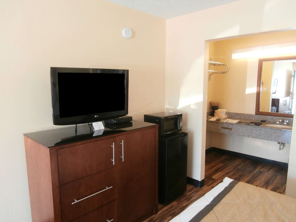 Country Hearth Inn and Suites Cartersville 18/34