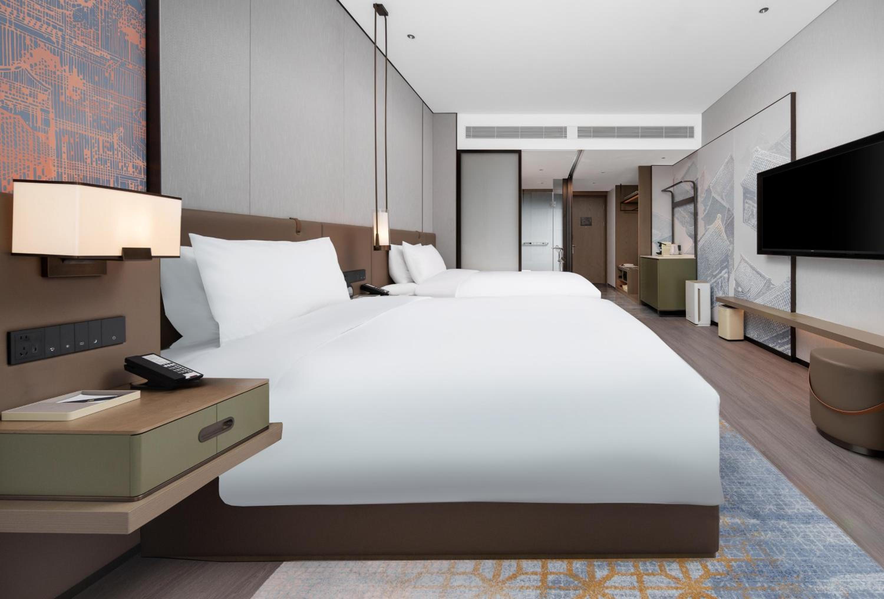 DELUXE, 2 DOUBLE BEDS