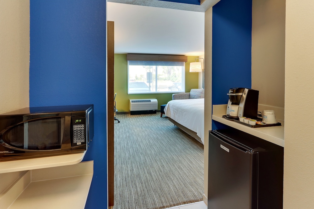 Holiday Inn Express and Suites Roanoke Civic Center 19/34