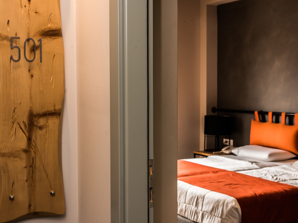 Elia Bettolo Hotel 10/69