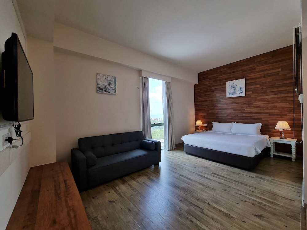 Swan, Suite, King Bed, Swan Garden Hotel 4/8