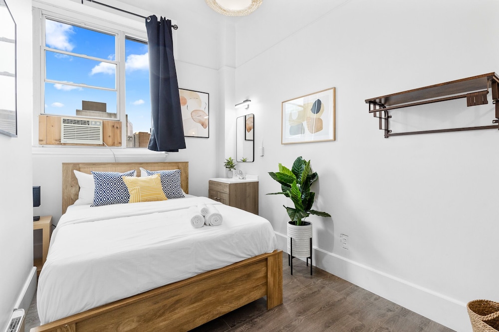 ECONOMY, DOUBLE BED, SHARED BATHROOM