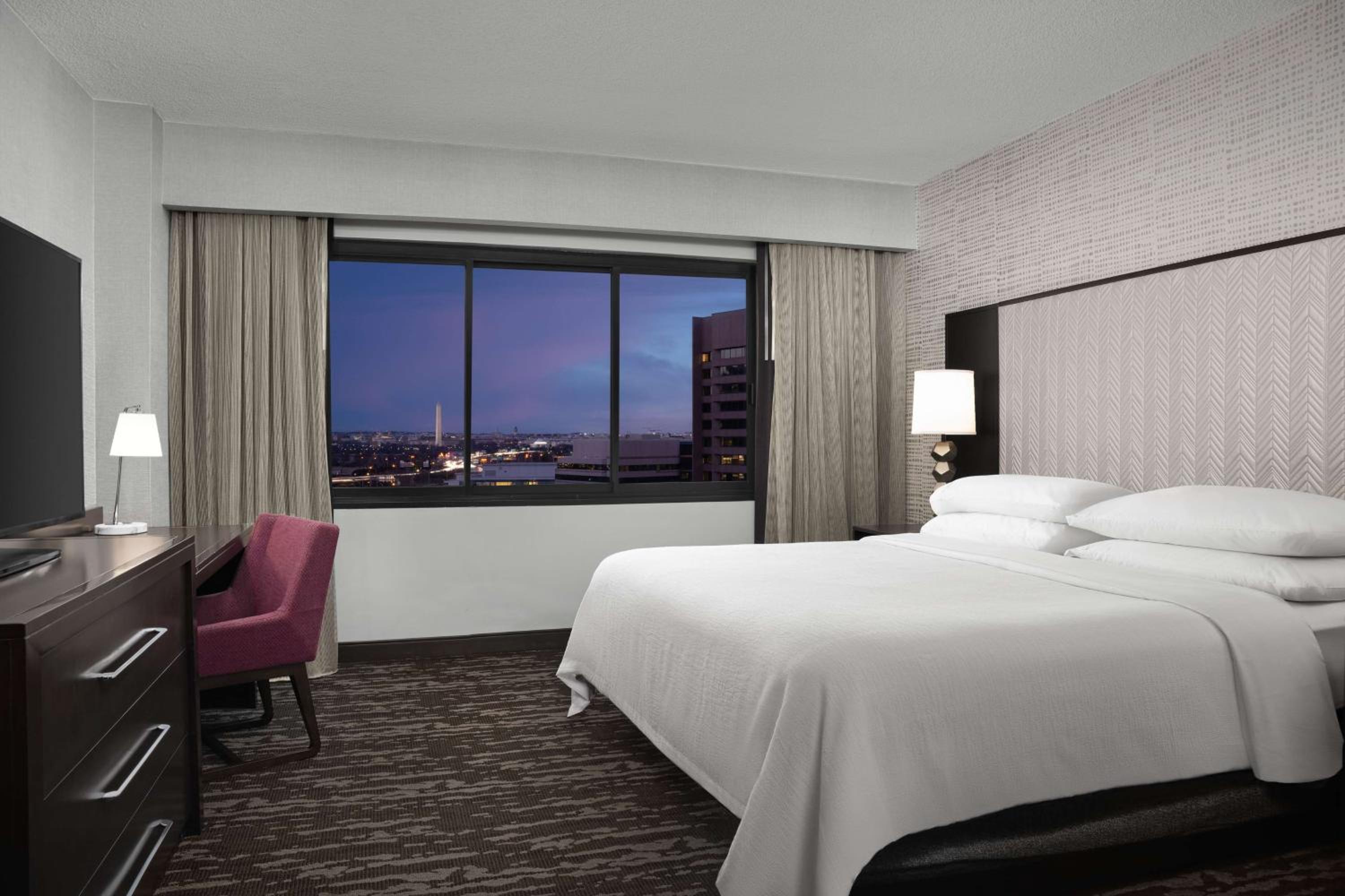 2 Rooms, Suite, King Bed, Statue View، Embassy Suites By Hilton Crystal City National Airport 4/7
