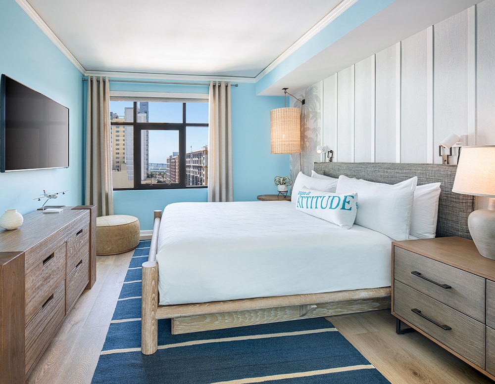 SUITE, KING BED, SOFA