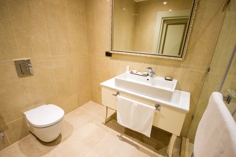 Sapphire Inn Hotel 33/37