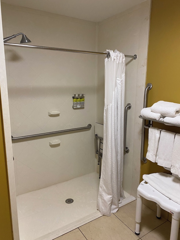 Holiday Inn Express Hotel Suites Richmond 67/67
