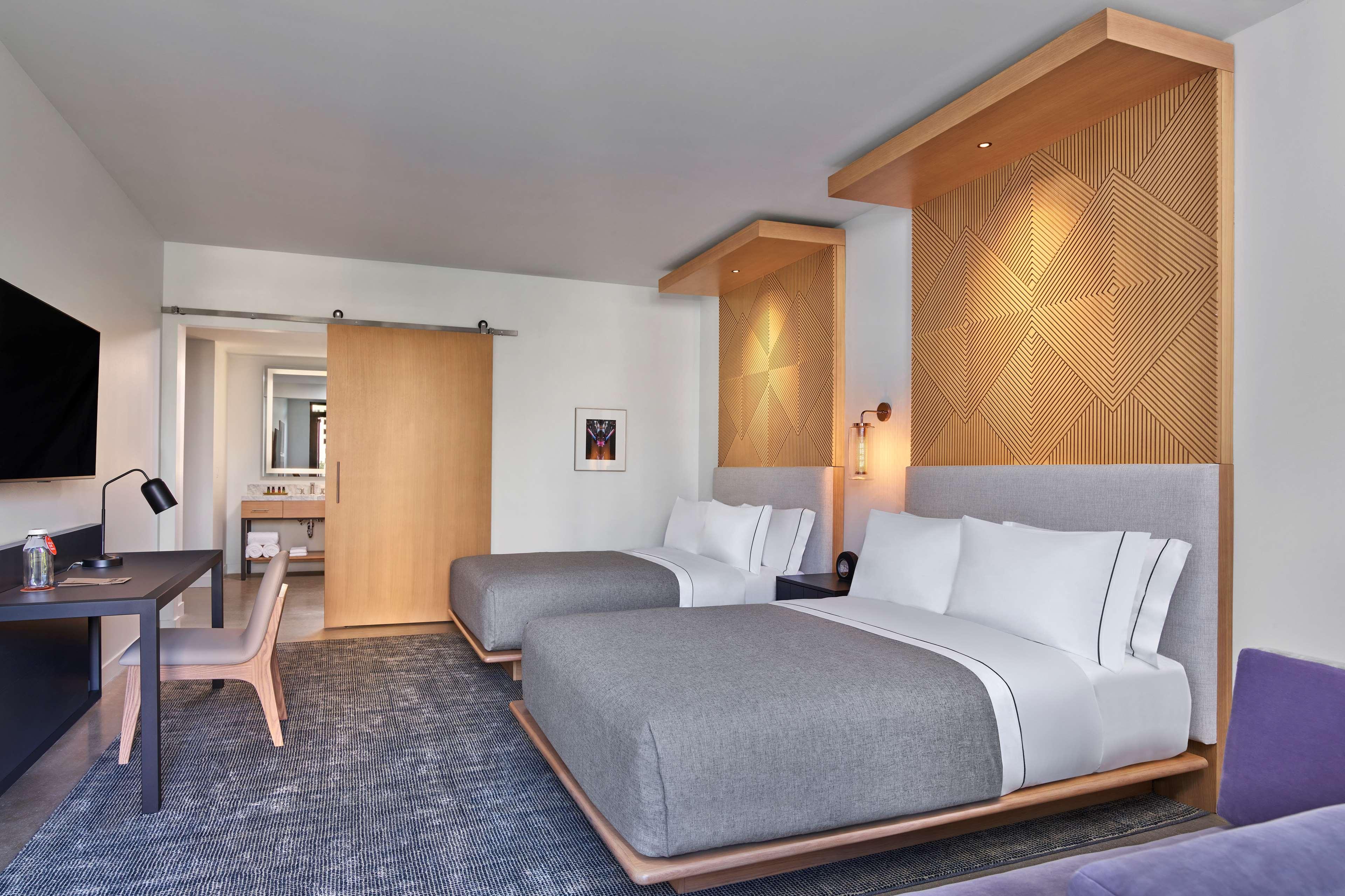 PREMIUM, 2 QUEEN BEDS, BALCONY, CORNER
