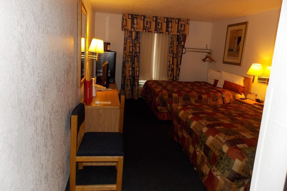Norwood Inn Suites Roseville 18/30