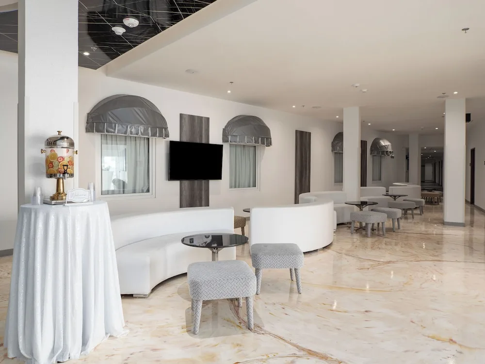 Hotel Mesaluna Short and Long Stay 66/74