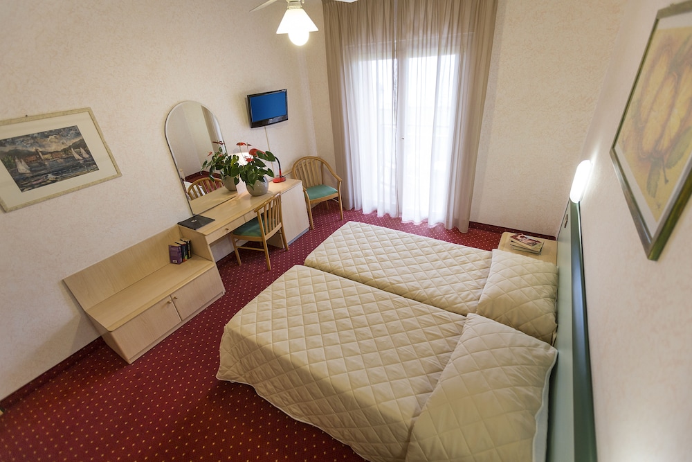 Hotel Du Lac 13/72