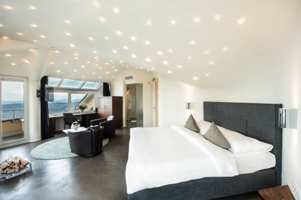 TOWER, SUITE, CITY VIEW