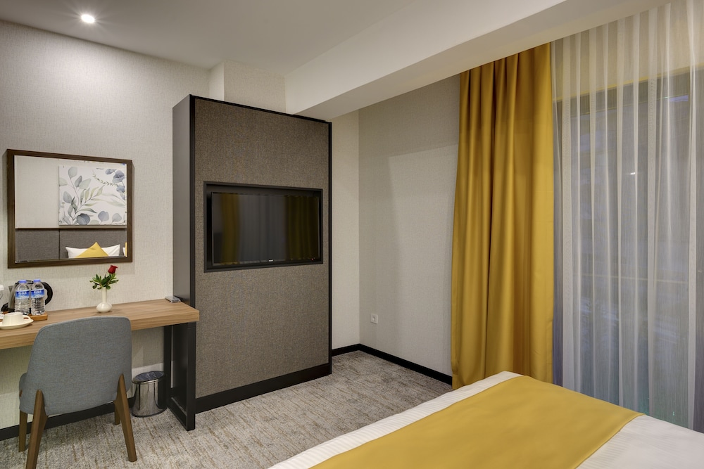 Leo Suites Hotel 33/37