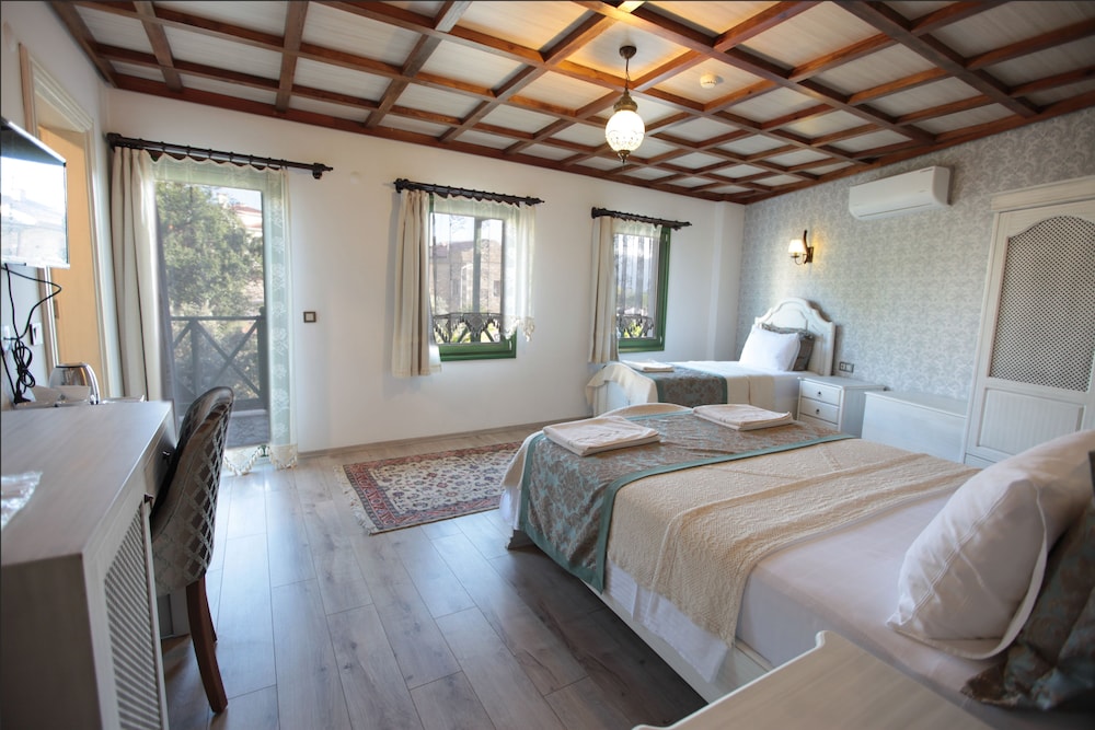 1 BEDROOM, DELUXE, TRIPLE